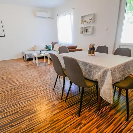 Leo Apartment