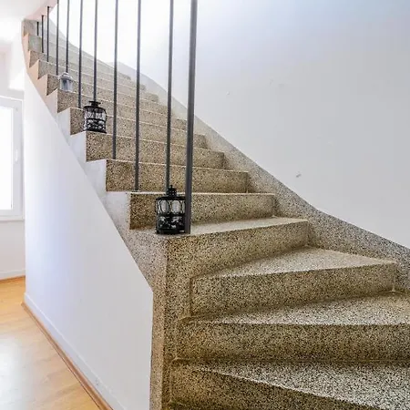 Leo Apartment