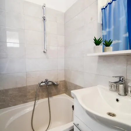 Leo Apartment *